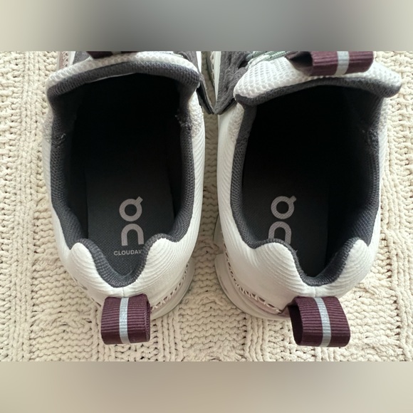 Like new - worn 2x On Cloudaway hiking sneaker, ice/moss, size 8M - Picture 8 of 10